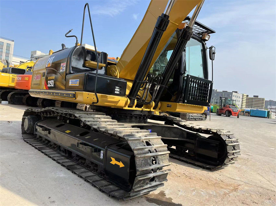 CAT 325DL हाइड्रोलिक खुदाई मशीन जापान निर्मित C7 इंजन 1.4m3 बाल्टी क्षमता के साथ।