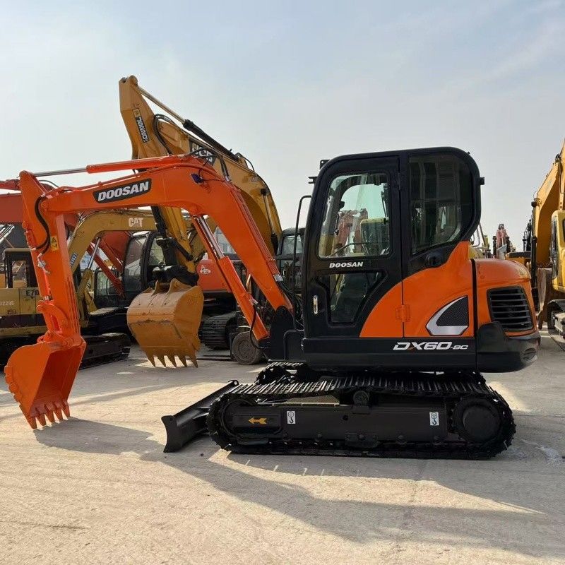 छोटे 6 टन Doosan DX60 उत्खनन कोरिया मूल के ब्लेड और ब्रेकर हथौड़ा लाइन के साथ