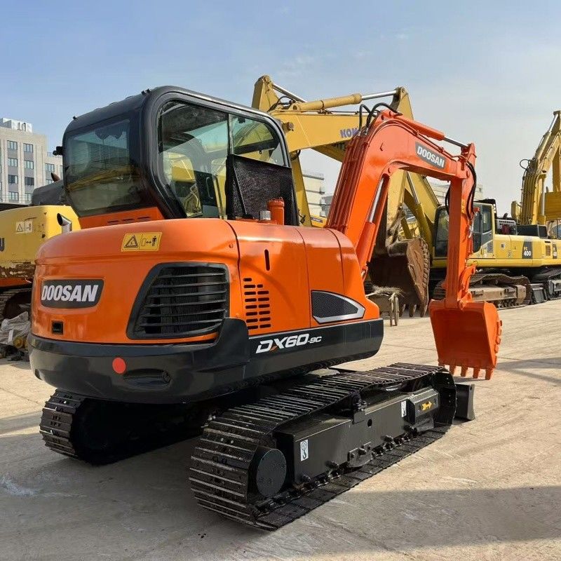 छोटे 6 टन Doosan DX60 उत्खनन कोरिया मूल के ब्लेड और ब्रेकर हथौड़ा लाइन के साथ
