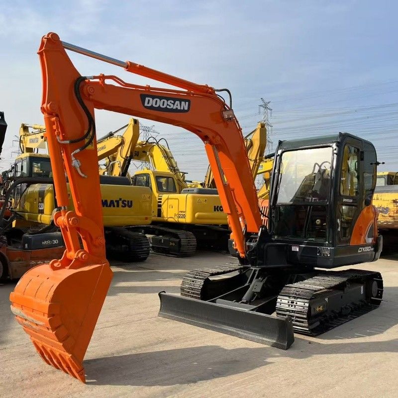 छोटे 6 टन Doosan DX60 उत्खनन कोरिया मूल के ब्लेड और ब्रेकर हथौड़ा लाइन के साथ