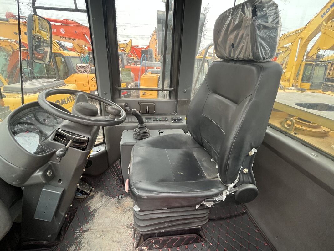 9.7 लीटर इंजन प्लेसमेंट और लंबी अवधि के लिए उत्कृष्ट ऑपरेटर आराम से लैस शक्तिशाली प्रयुक्त एसडीएलजी एल 958 एफ व्हील लोडर