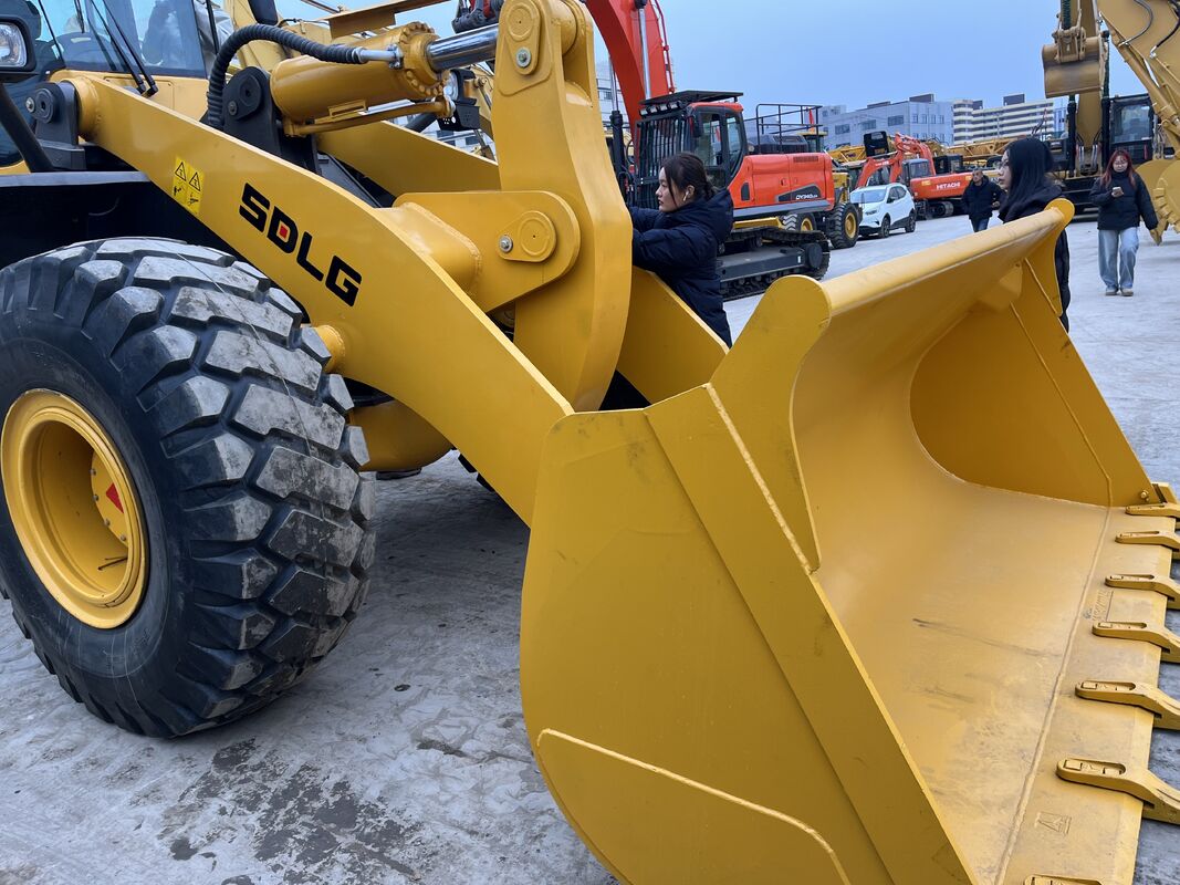 9.7 लीटर इंजन प्लेसमेंट और लंबी अवधि के लिए उत्कृष्ट ऑपरेटर आराम से लैस शक्तिशाली प्रयुक्त एसडीएलजी एल 958 एफ व्हील लोडर